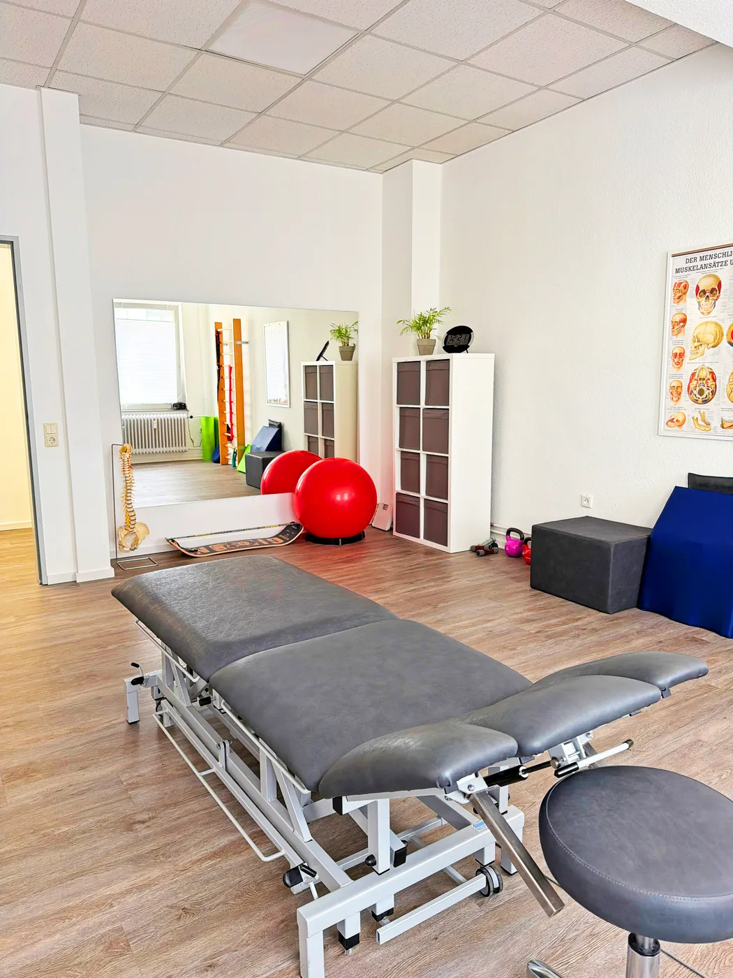 Trainingsbereich mit großem Spiegel, Gymnastikbällen, Balance-Board und Hanteln